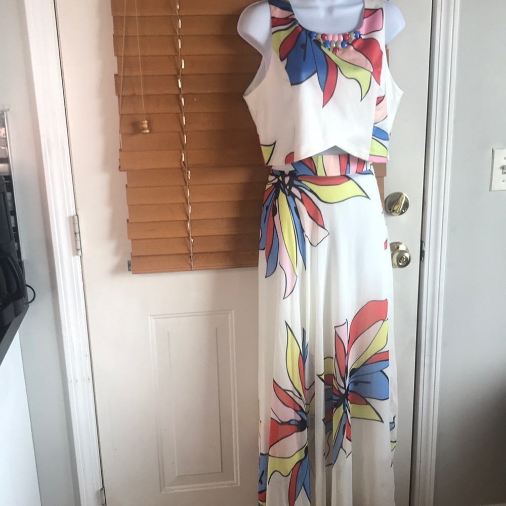 Ft inc 2 pc. Cropped top and maxi skirt size small